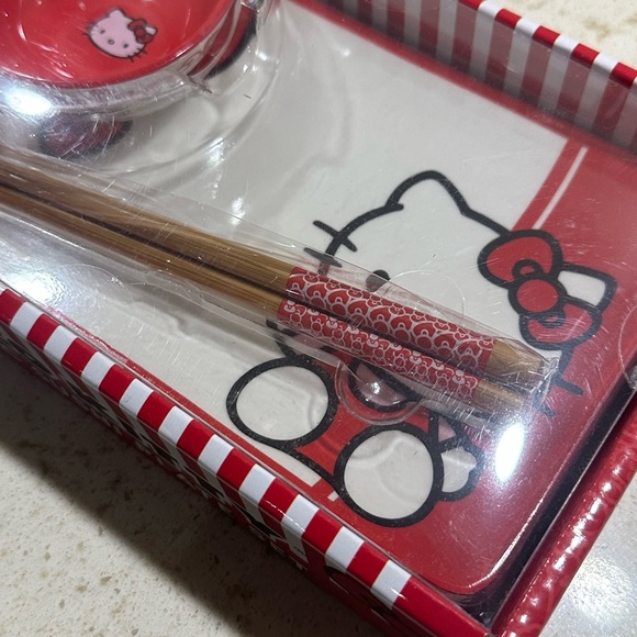 Hello Kitty x Sanrio 3 Piece Ceramic Sushi Set *BNWT* - Picture 4 of 4